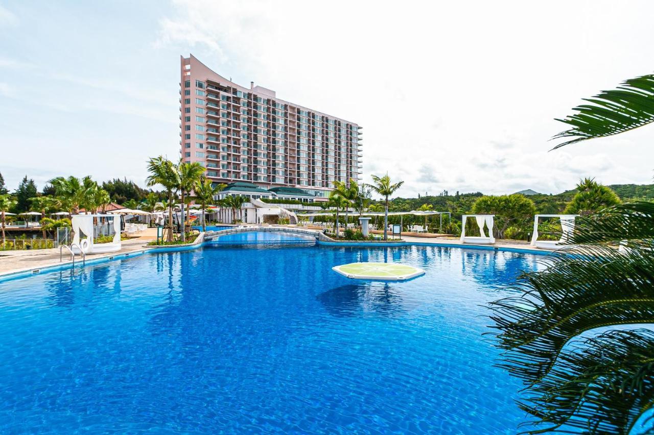 Oriental Hotel Okinawa Resort & Spa Nago Kültér fotó The swimming pool at the resort