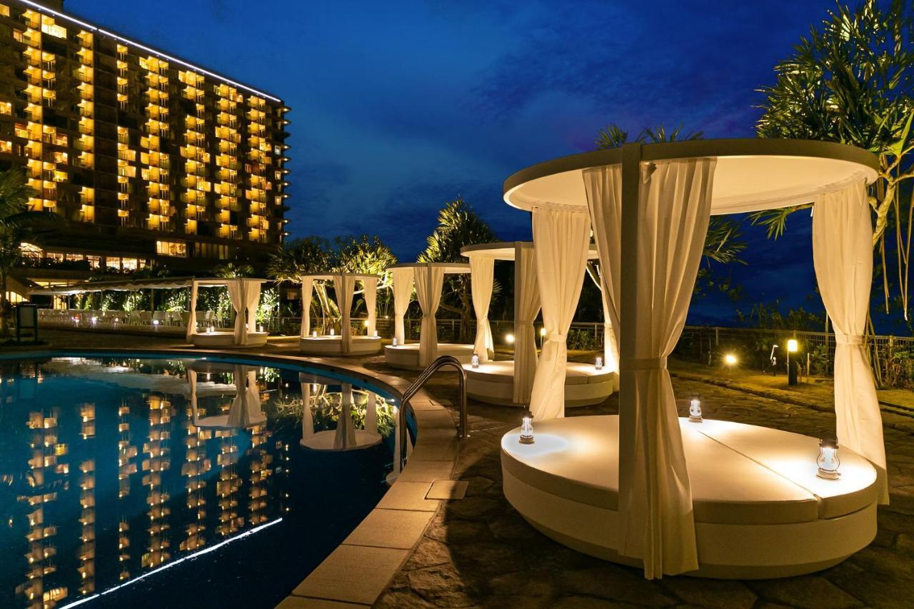 Oriental Hotel Okinawa Resort & Spa Nago Kültér fotó The pool at the Royal Garden Villas