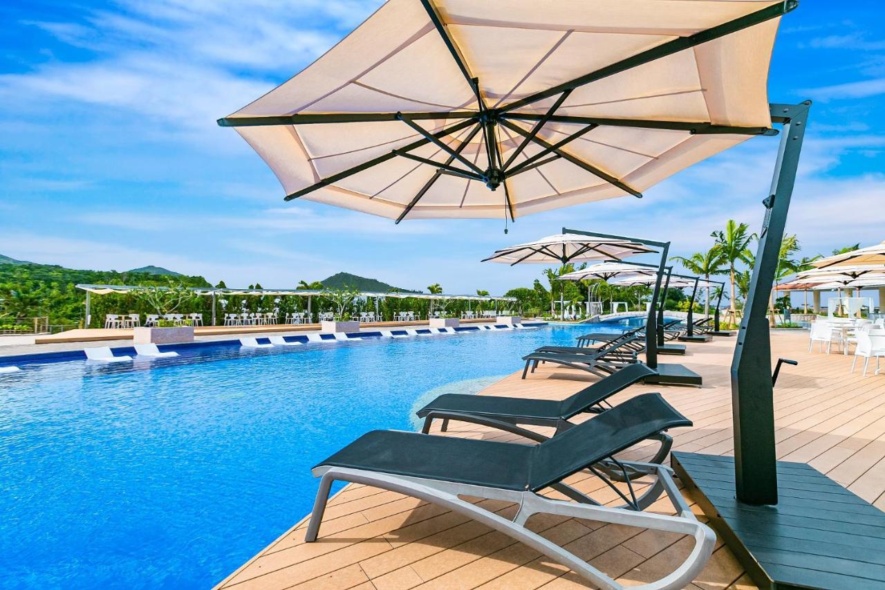 Oriental Hotel Okinawa Resort & Spa Nago Kültér fotó The pool at the resort