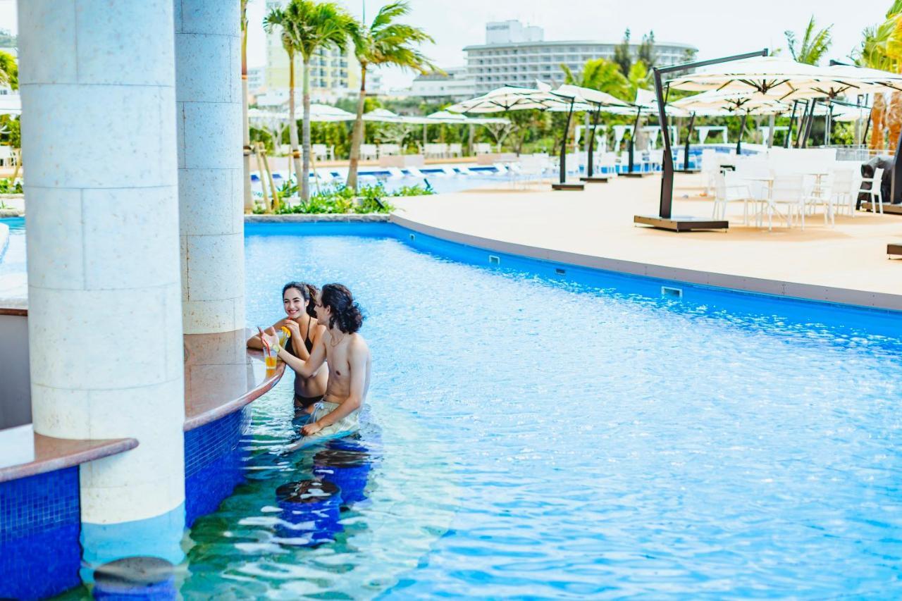 Oriental Hotel Okinawa Resort & Spa Nago Kültér fotó The swimming pool at the hotel