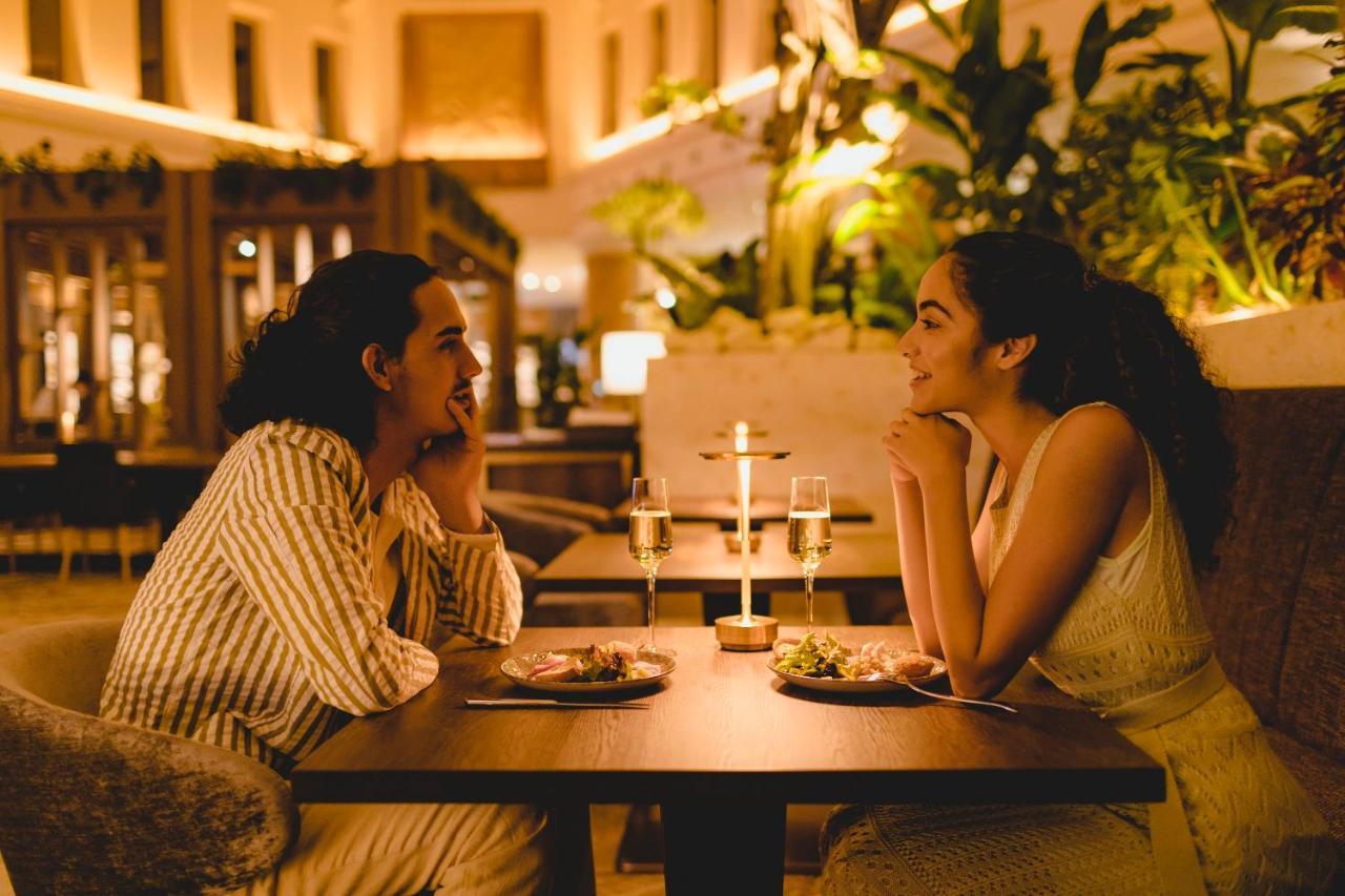 Oriental Hotel Okinawa Resort & Spa Nago Kültér fotó A couple on a date
