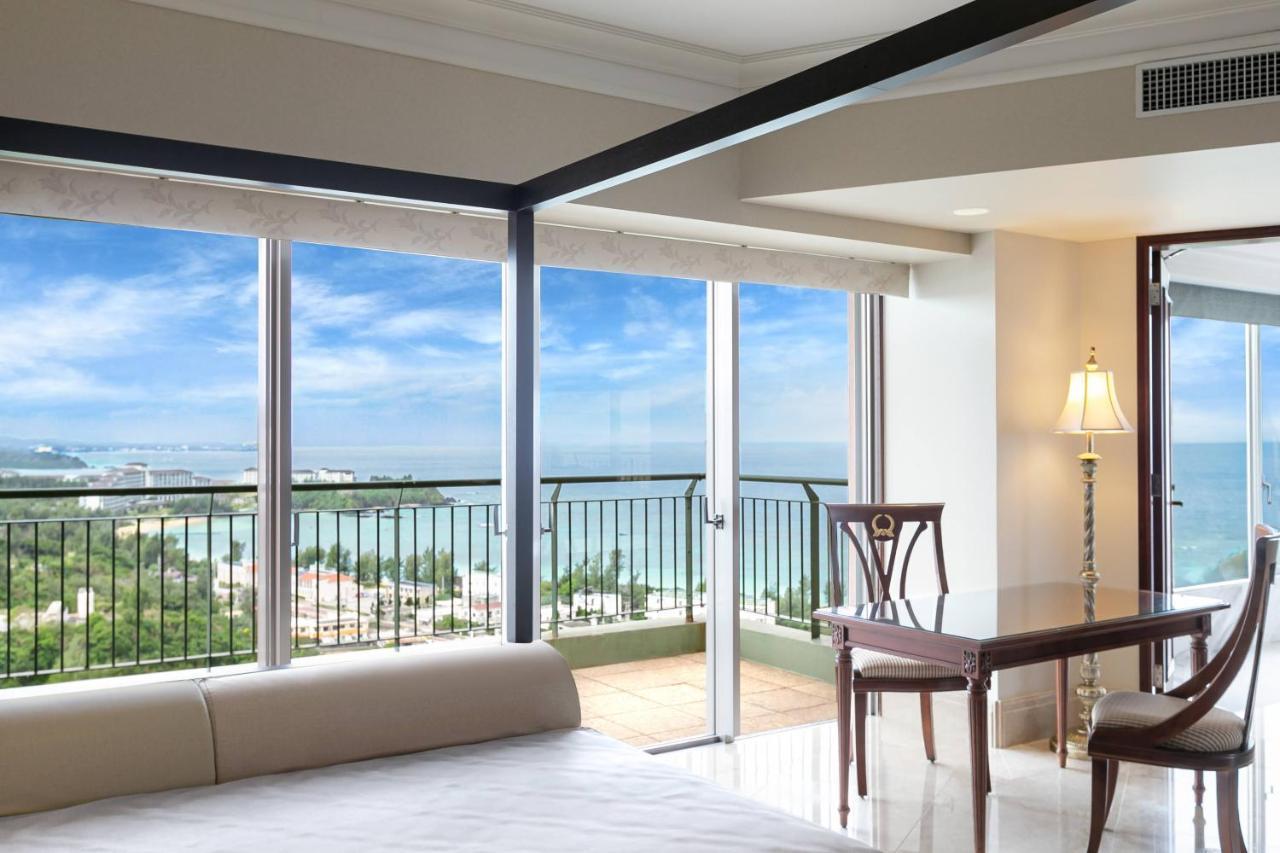 Oriental Hotel Okinawa Resort & Spa Nago Kültér fotó A view of the ocean from a suite at the Hilton