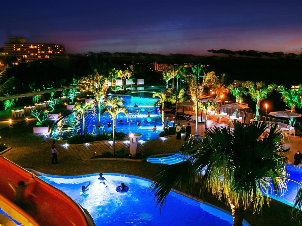 Oriental Hotel Okinawa Resort & Spa Nago Kültér fotó The resort at night