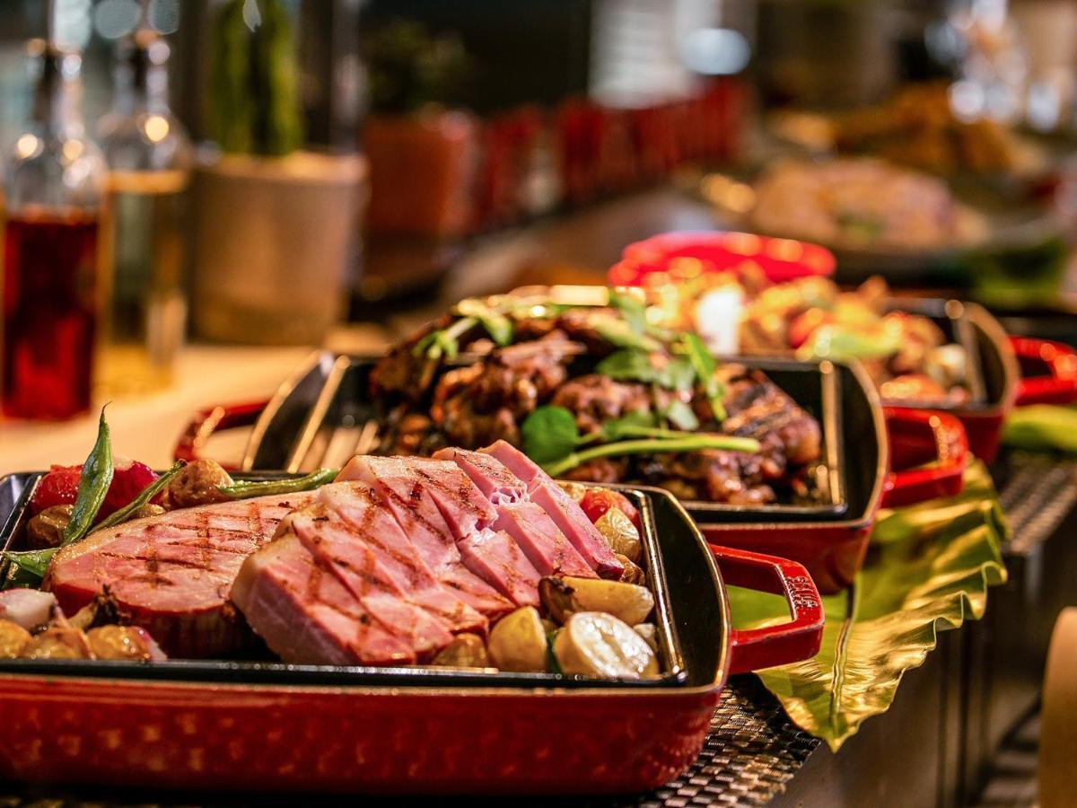 Oriental Hotel Okinawa Resort & Spa Nago Kültér fotó A buffet at a hotel