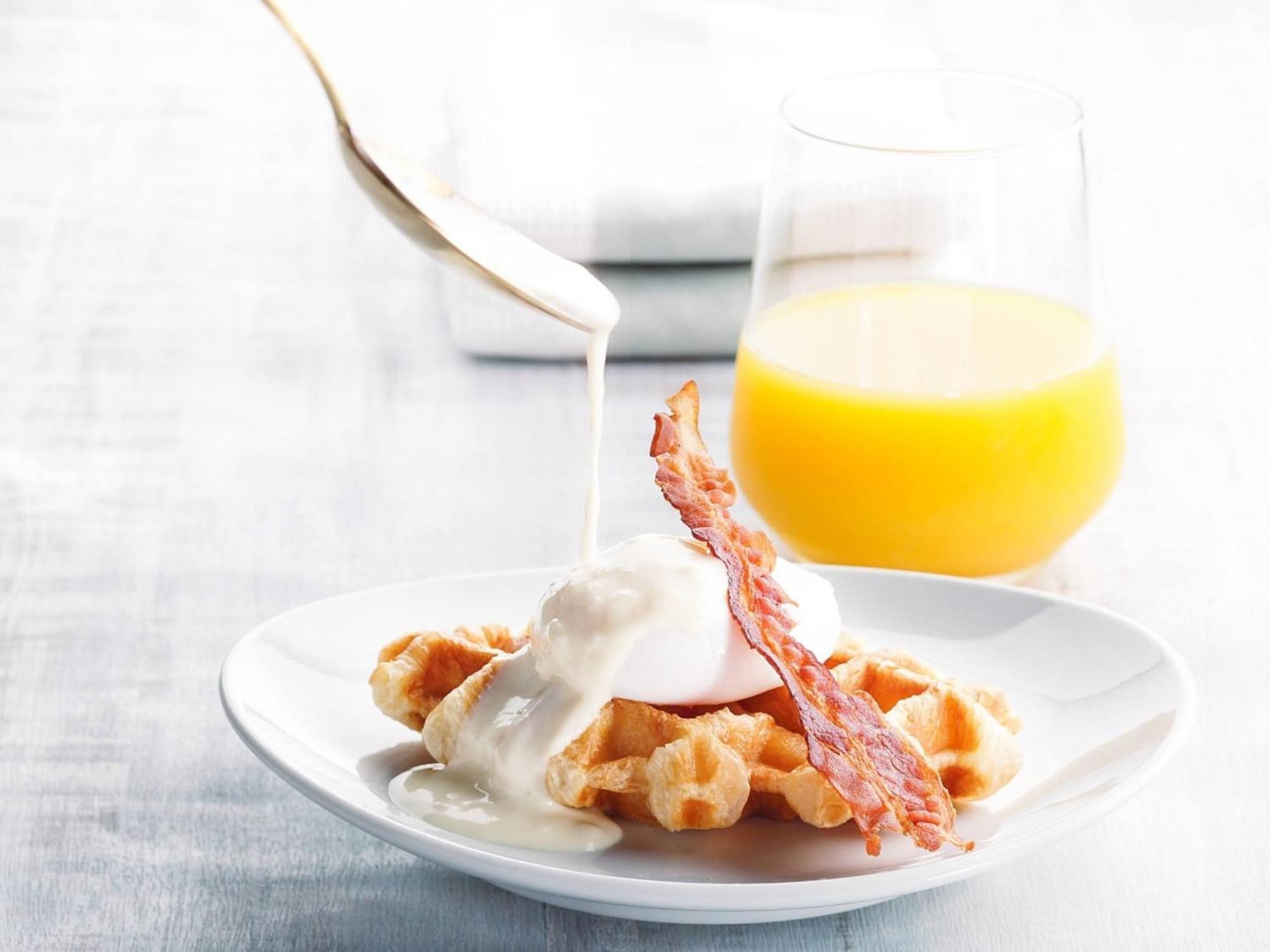 Oriental Hotel Okinawa Resort & Spa Nago Kültér fotó A breakfast of waffles, bacon and orange juice