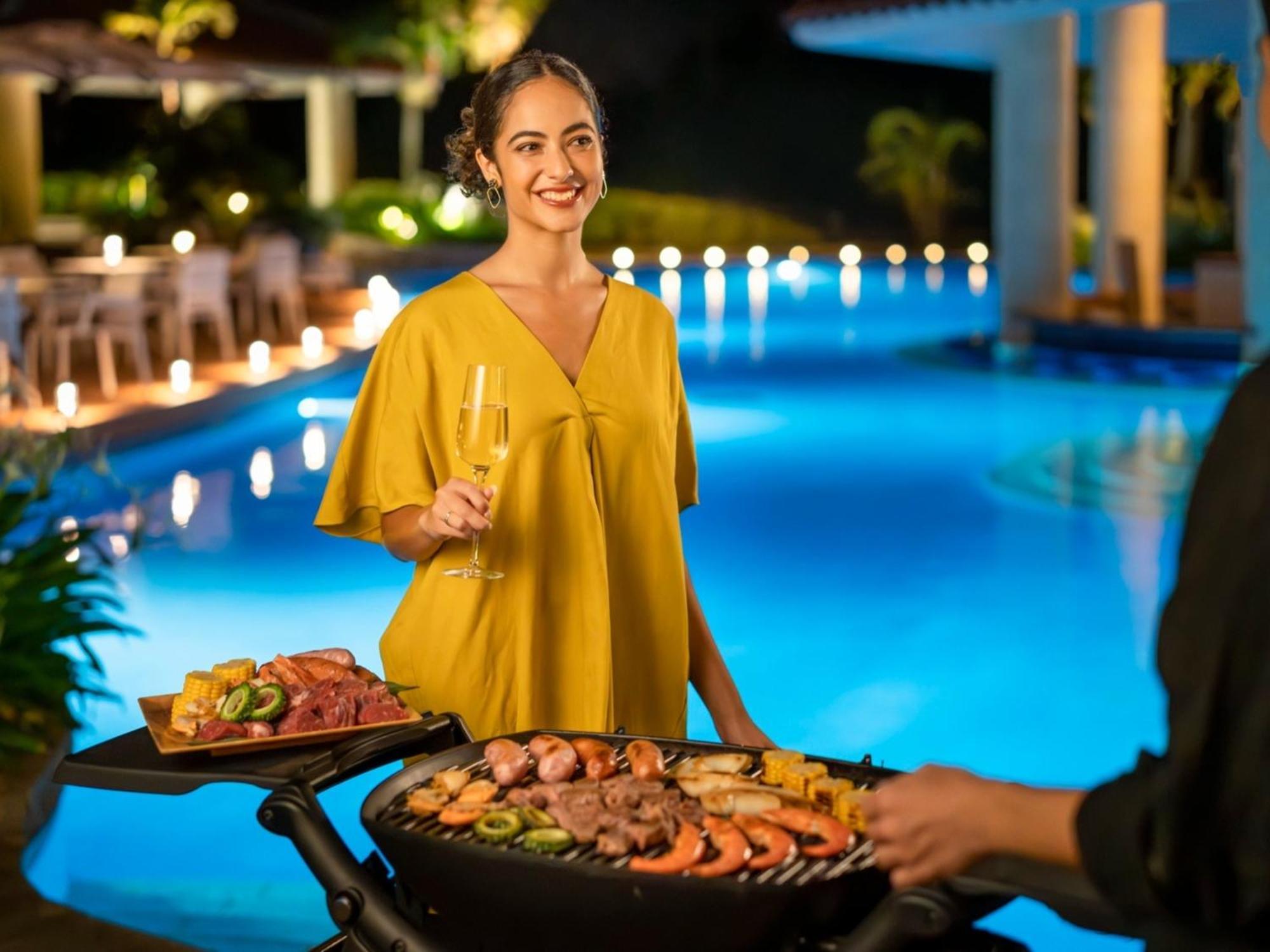 Oriental Hotel Okinawa Resort & Spa Nago Kültér fotó A woman cooking a barbecue