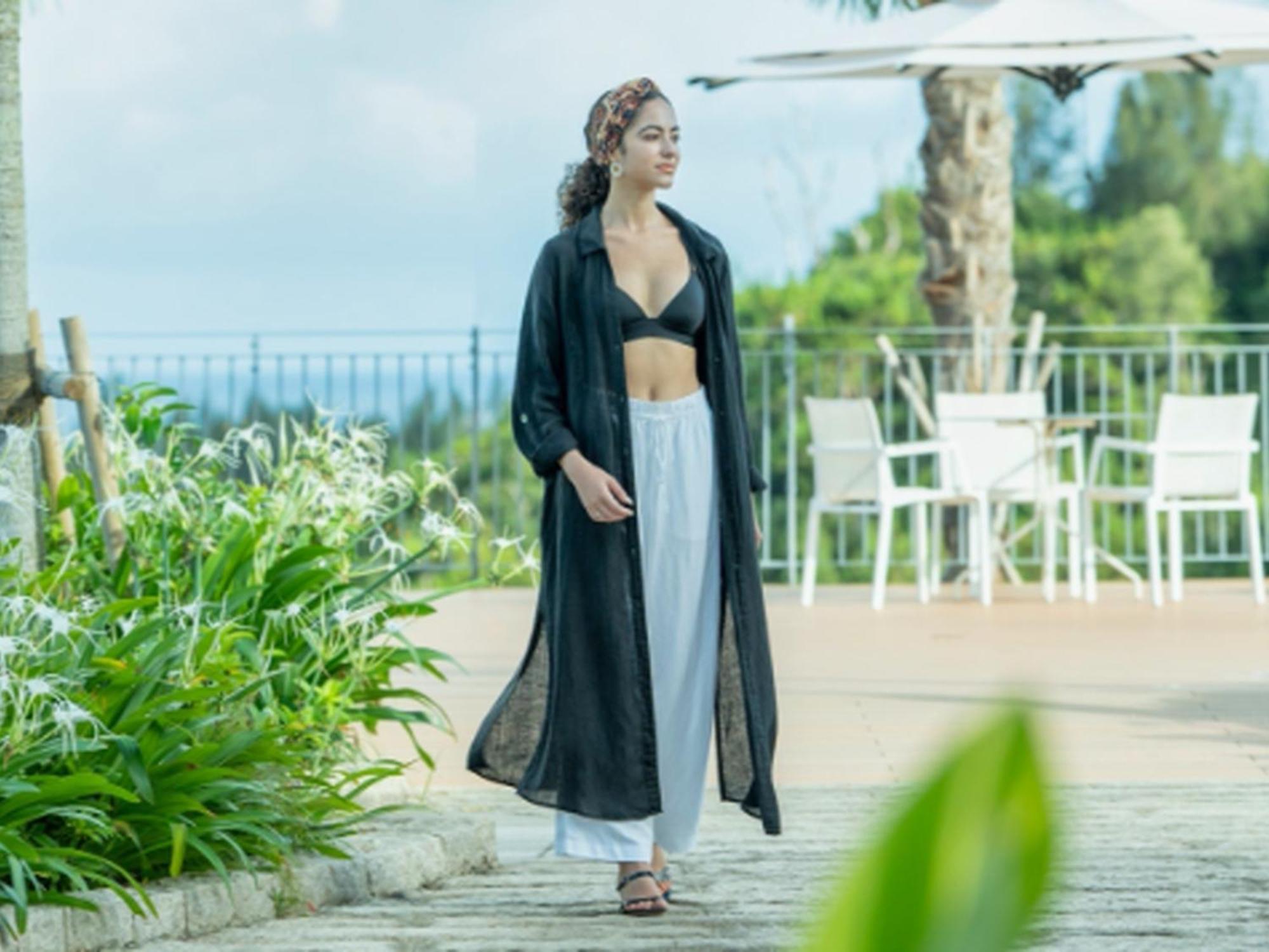Oriental Hotel Okinawa Resort & Spa Nago Kültér fotó A woman wearing a kaftan