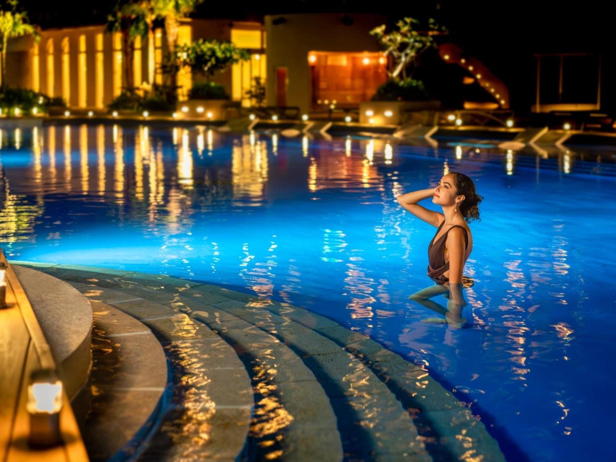 Oriental Hotel Okinawa Resort & Spa Nago Kültér fotó The pool at the resort