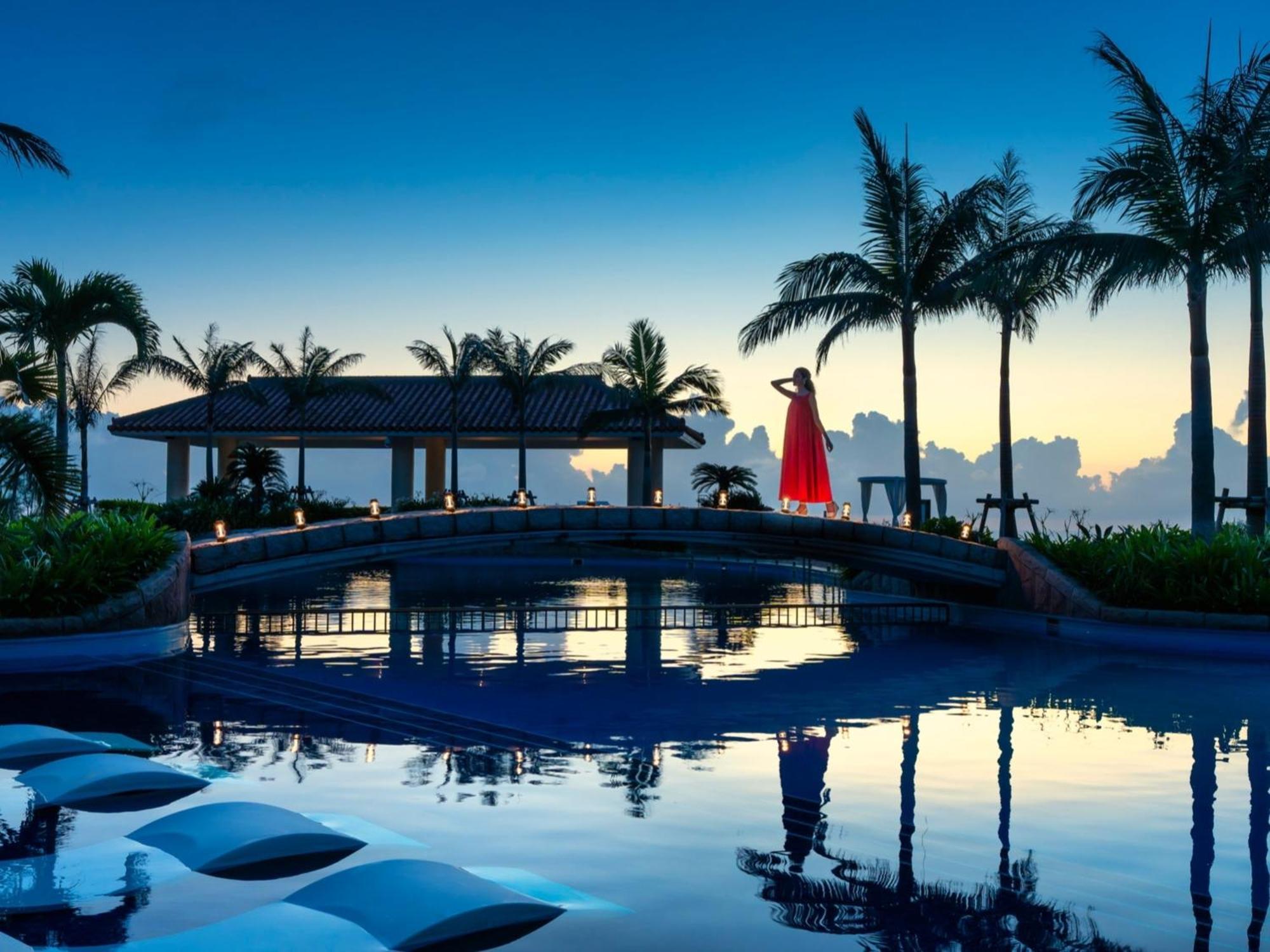 Oriental Hotel Okinawa Resort & Spa Nago Kültér fotó The pool at the hotel