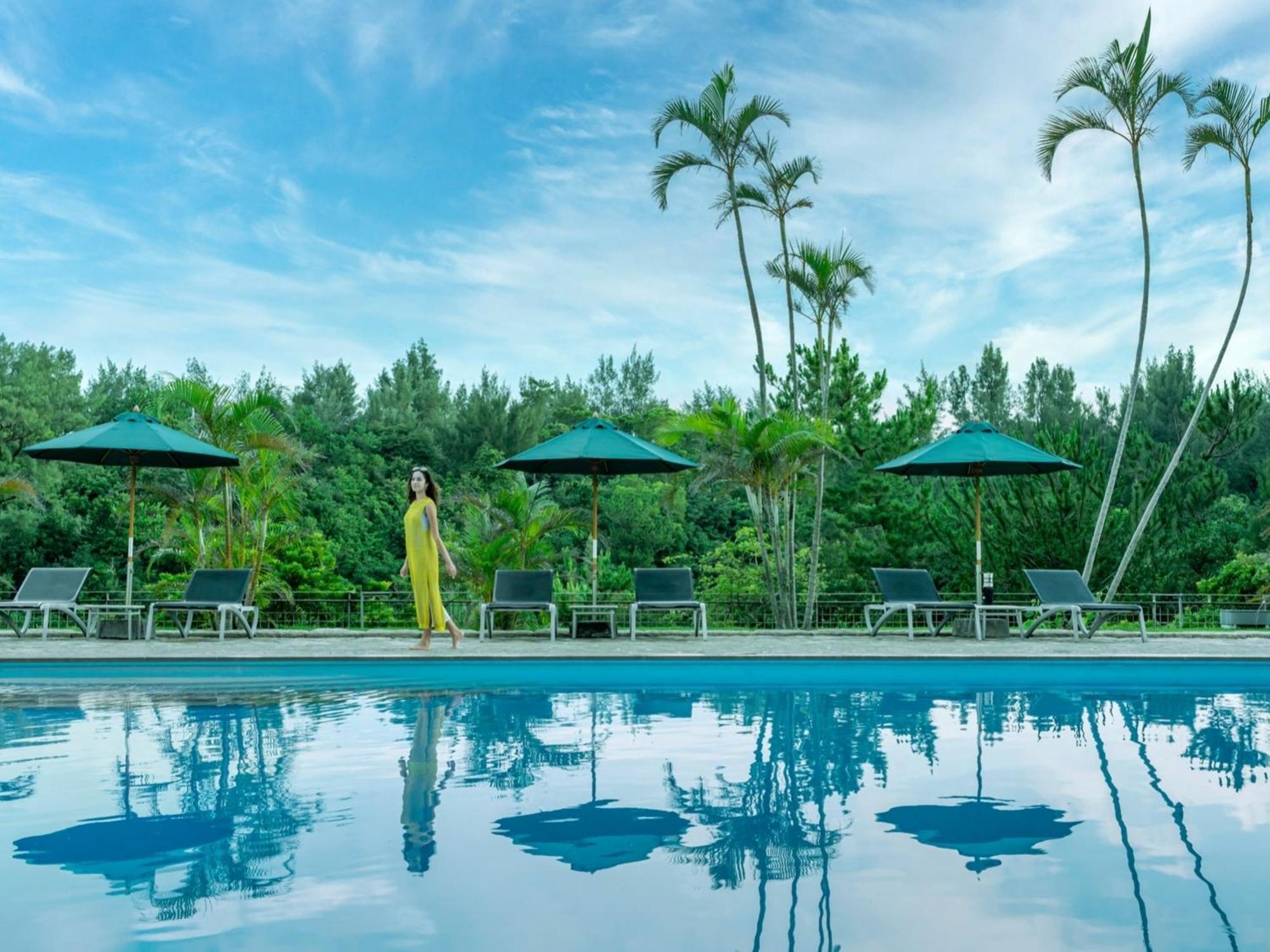 Oriental Hotel Okinawa Resort & Spa Nago Kültér fotó The swimming pool at the resort
