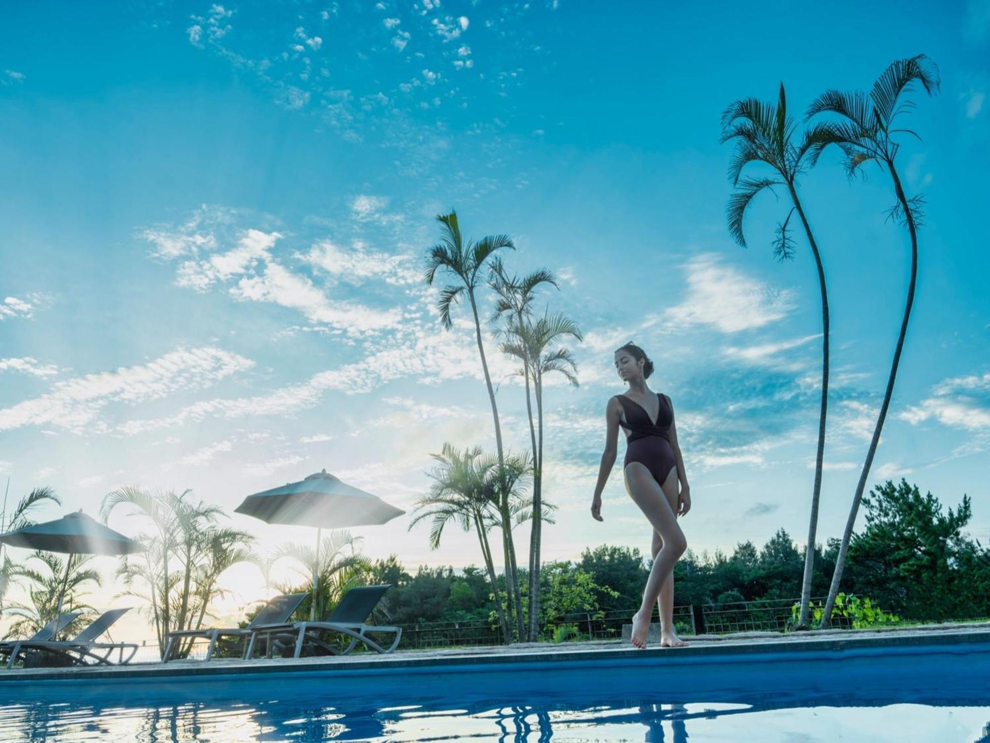 Oriental Hotel Okinawa Resort & Spa Nago Kültér fotó A woman in a swimsuit